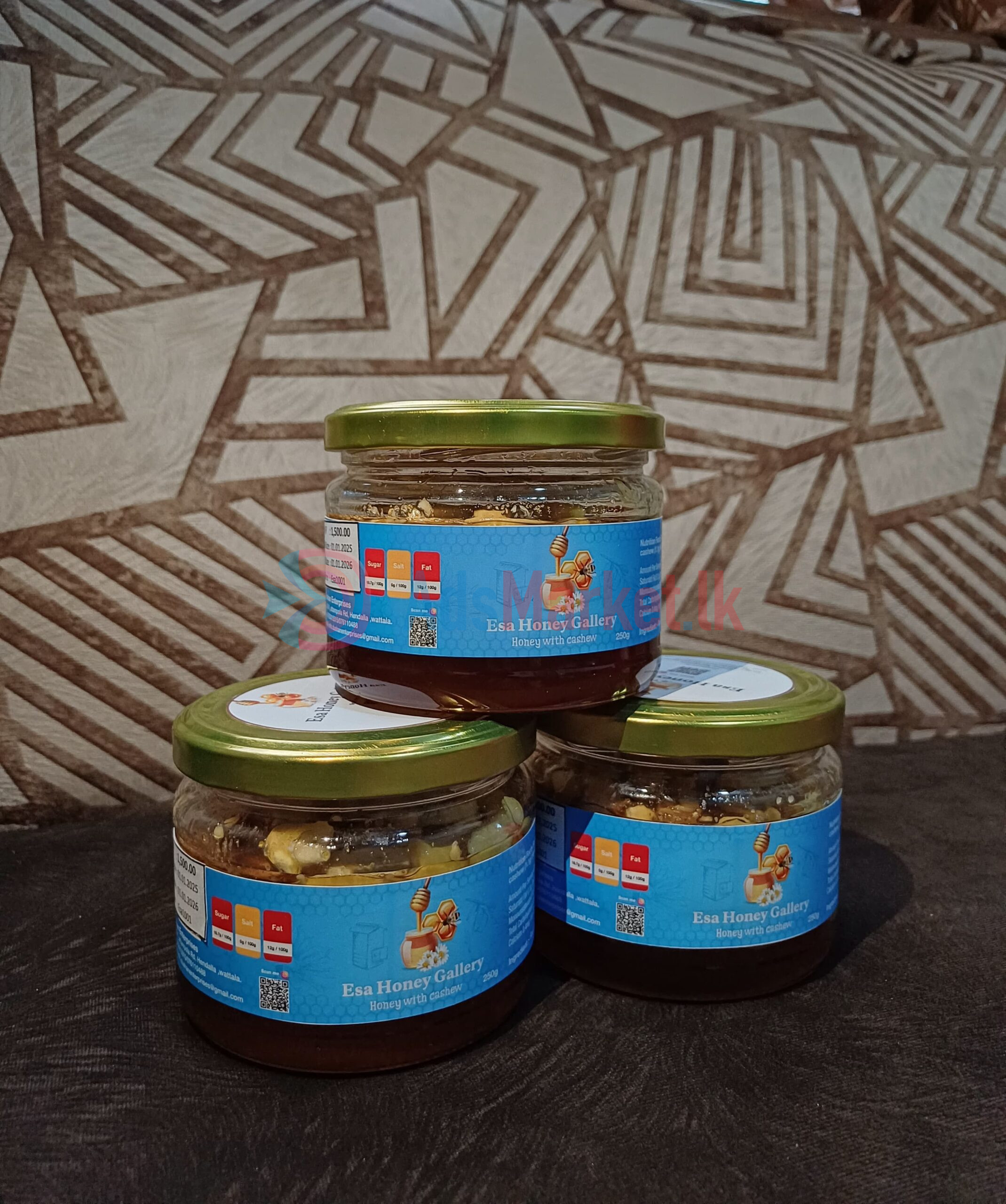 Pure honey with cashew